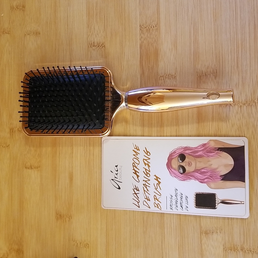 NWT Aria Luxe Chrome Detangling Brush